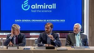 Almirall reduce un 56% sus beneficios