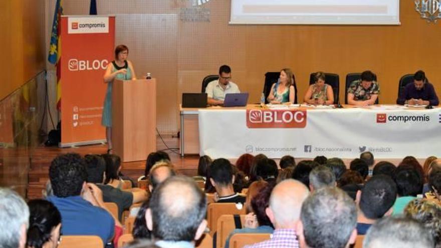 La coordinadora, Àgueda Micó, se dirige a los consejeros en la reunión de ayer.