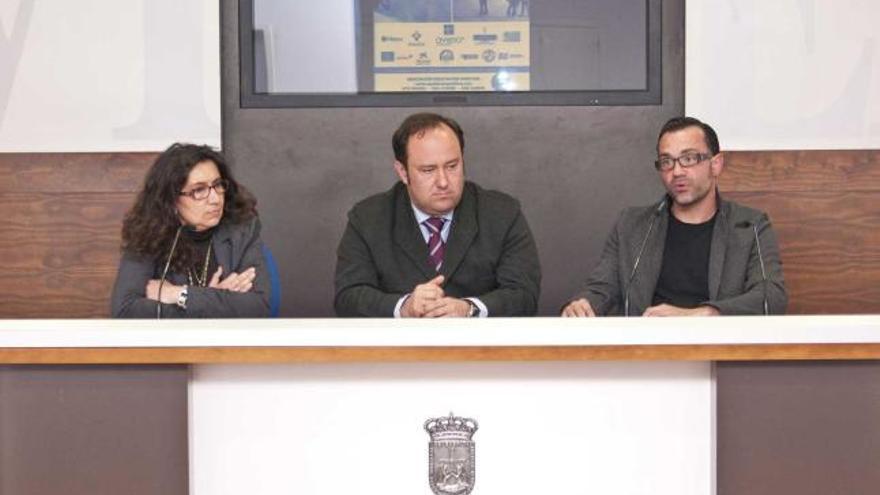 De izquierda a derecha, Charo Loy, Jorge Menéndez Vallina y Constantino Menéndez.