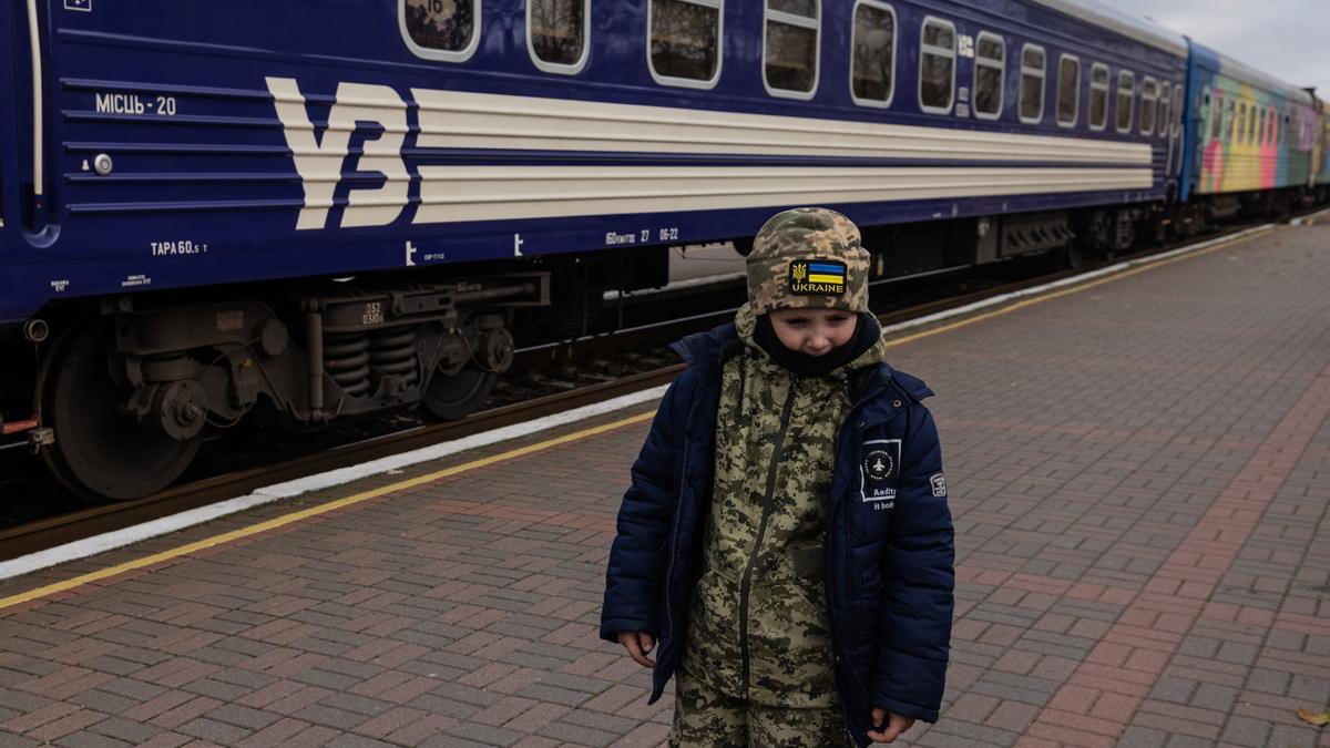 Un menor ucraniano en la estación de Jersón, Ucrania.