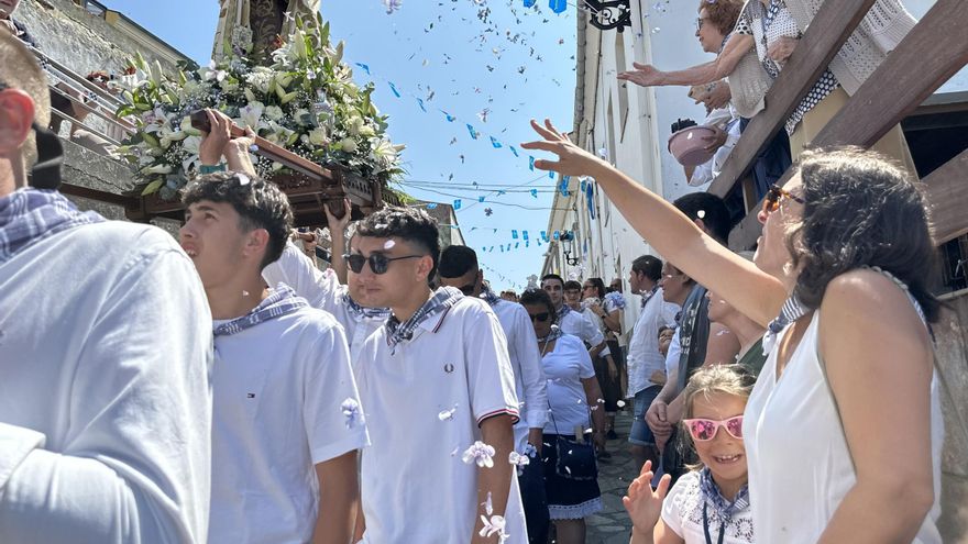 Tapia de Casariego, rebosante en la procesión del Carmen