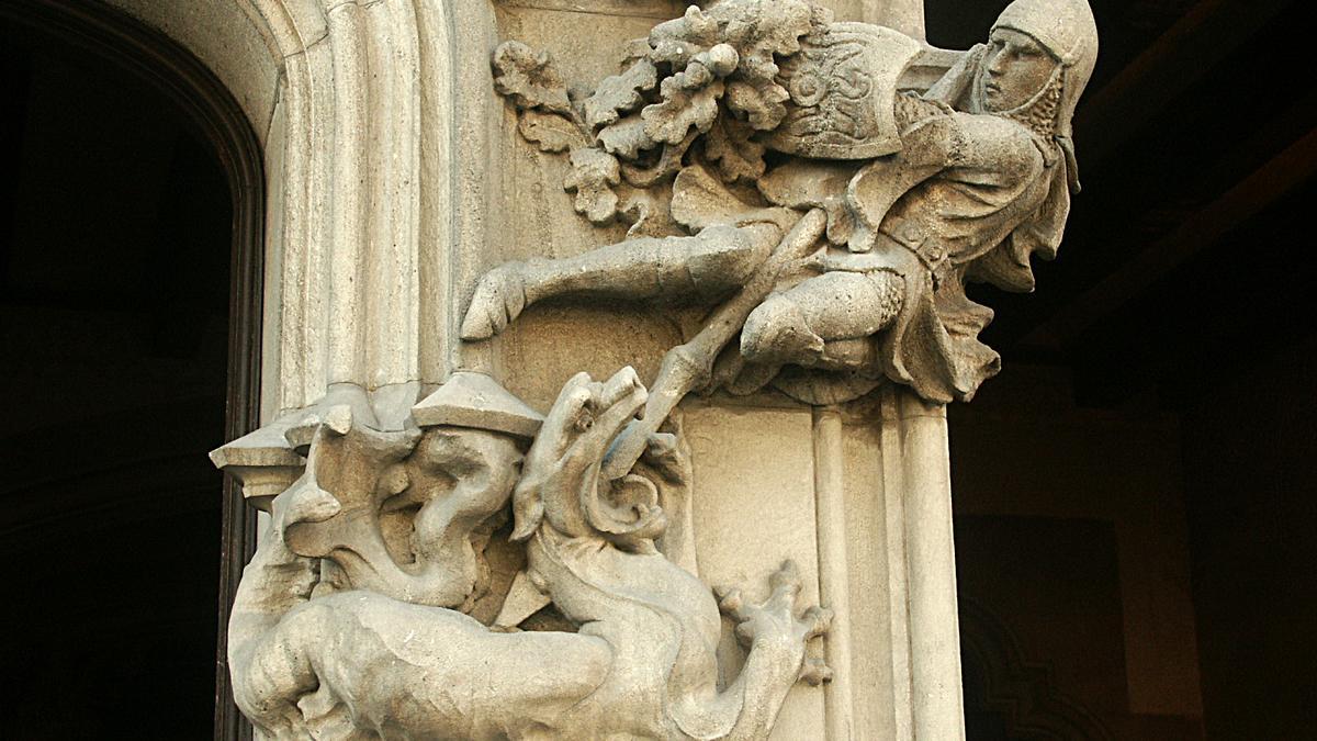 Sant Jordi y el dragón, la pieza escultórica de Eusebi Arnau que da la bienvenida al edificio.