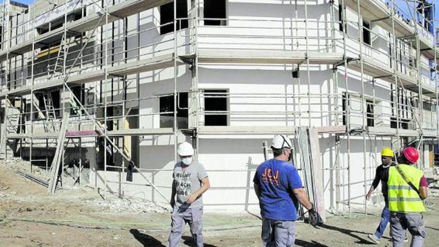 Obreros trabajan en la construcción de viviendas sociales en El Tablero, Tenerife.