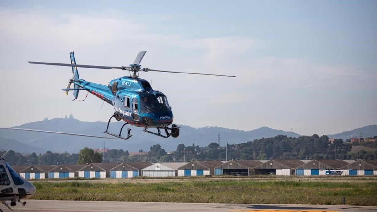 Un helicoptero de los Mossos d Esquadra despega del aerodromo de Sabadell