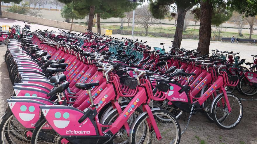 VÍDEO | Decenas de bicicletas de BiciPalma fuera de circulación se acumulan en el parque de sa Riera