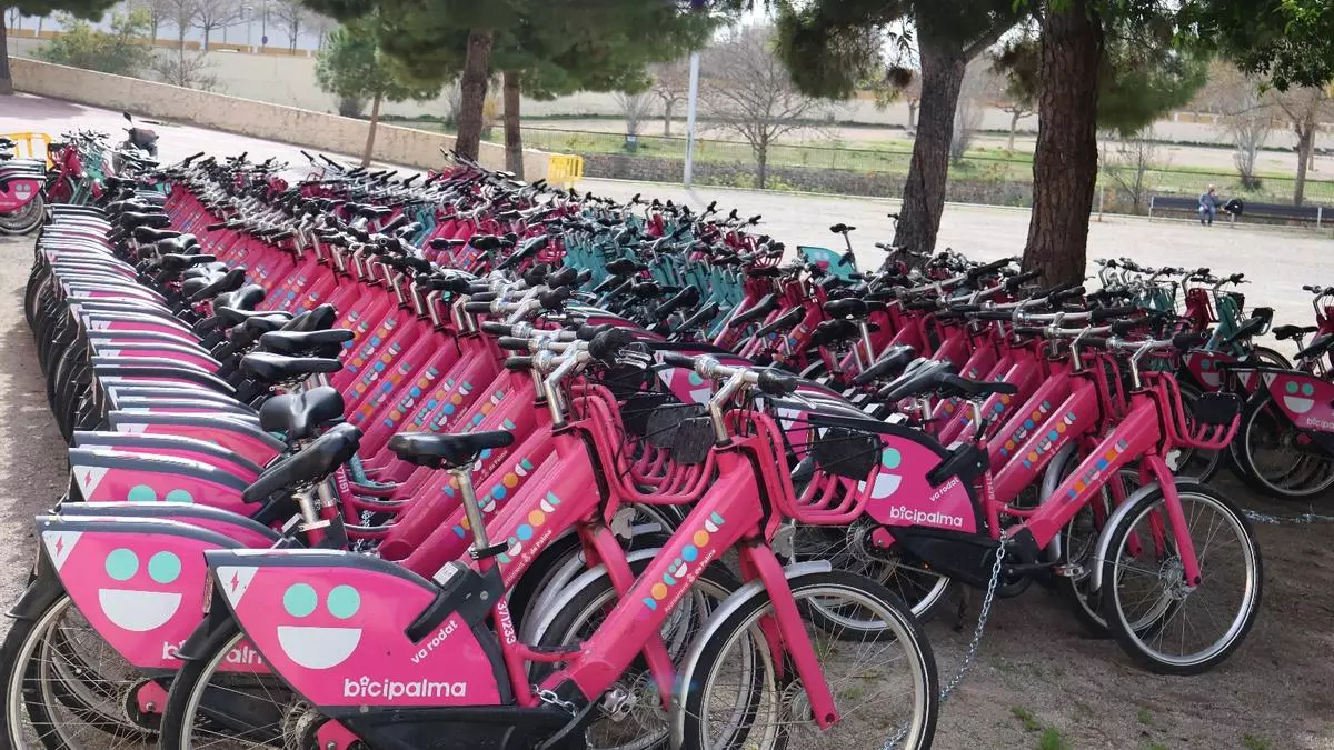 Decenas de bicicletas de BiciPalma fuera de circulación se acumulan en el parque de sa Riera