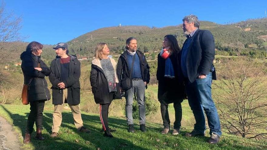 Juan López de Uralde, a la derecha, junto a otros integrantes de Somos y Podemos durante la visita de ayer.