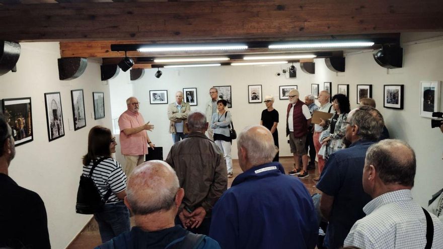 El fotógrafo Eduardo Blanco, en el centro, durante la inauguración de la exposición. | G. F
