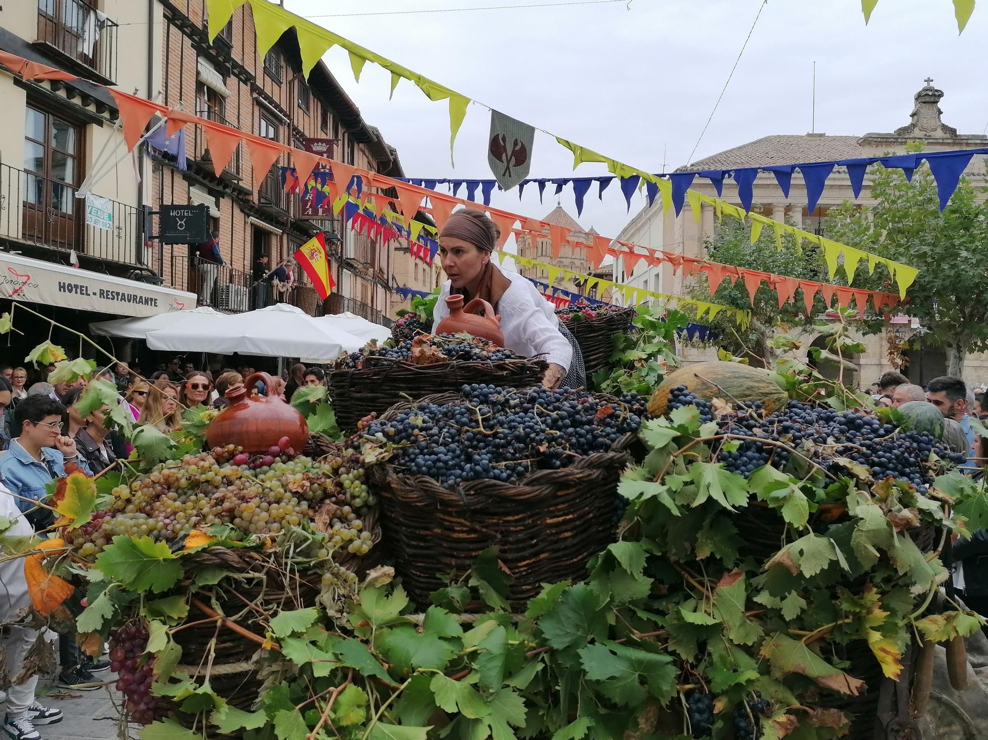 GALERÍA | Toro recrea la vendimia tradicional en el desfile de carros