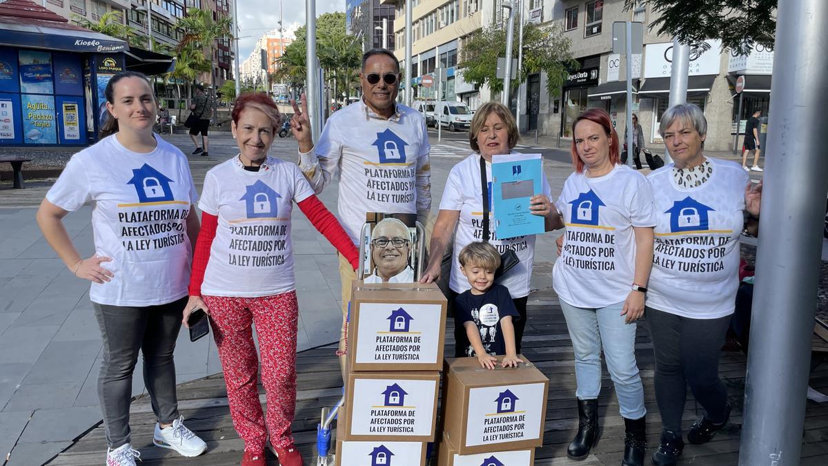 Miembros de la plataforma de afectados por la ley turística con las firmas presentadas en el Parlamento.