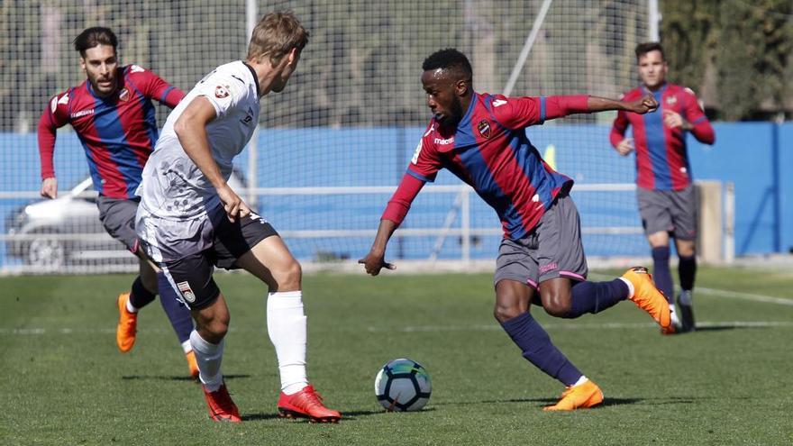 Fahad, durante un entrenamiento del Levante en Buñol.