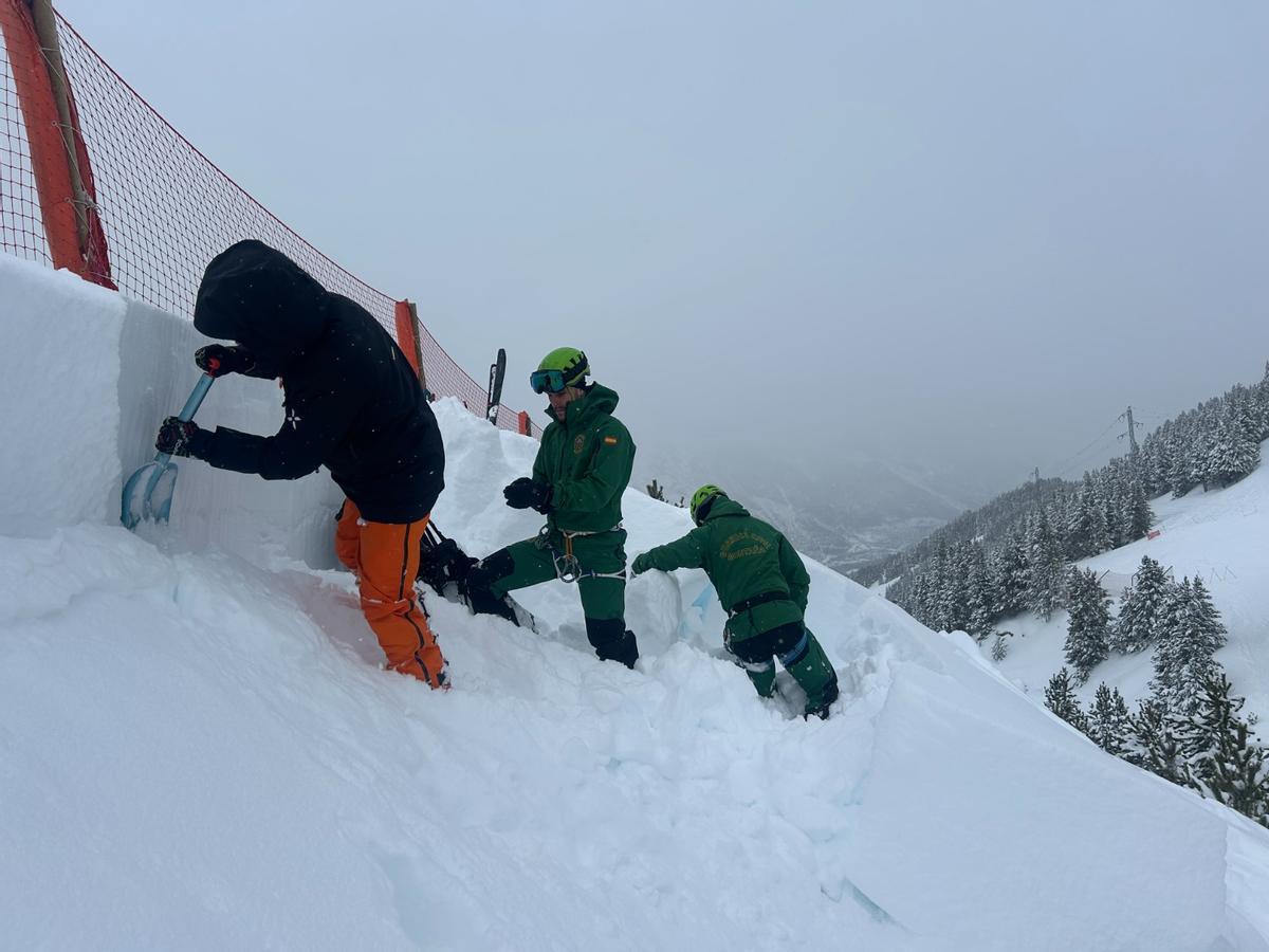Trabajos del GREIM de la Guardia Civil en el Pirineo aragonés.