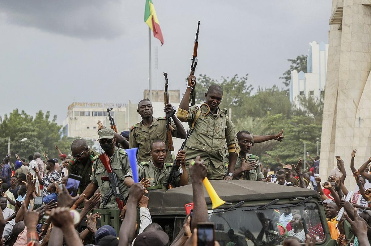 Bamako (Mali), 18/08/2020.- Malians cheer as Mali military enter the streets of Bamako, Mali, 18 August 2020. Local reports indicate Mali military have seized Mali President Ibrahim Boubakar Keïta in what appears to be a coup attempt. (Golpe de Estado) EFE/EPA/MOUSSA KALAPO