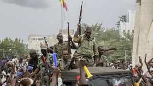 Bamako (Mali), 18/08/2020.- Malians cheer as Mali military enter the streets of Bamako, Mali, 18 August 2020. Local reports indicate Mali military have seized Mali President Ibrahim Boubakar Keïta in what appears to be a coup attempt. (Golpe de Estado) EFE/EPA/MOUSSA KALAPO