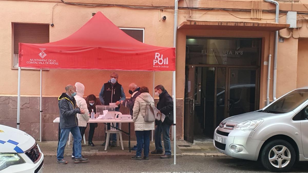 La carpa que s&#039;ha instal·lat a l&#039;antic carrer Fuentsanta per tal que els veïns votessin a Ripoll