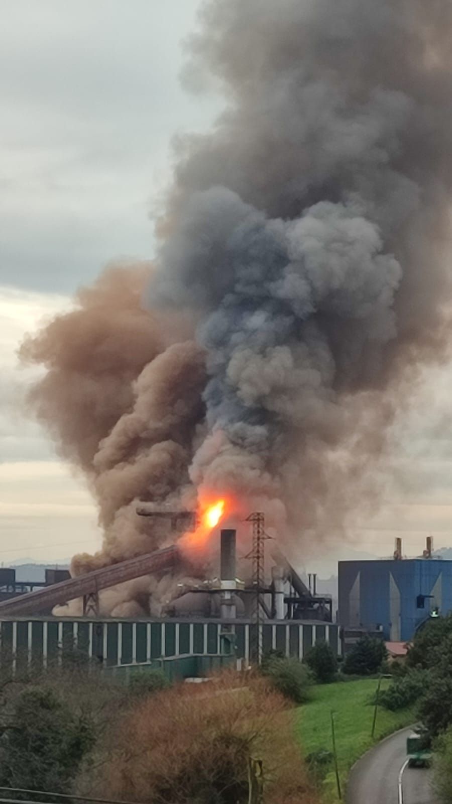 EN IMÁGENES: Un incendio obliga a evacuar el horno alto A de Arcelor en Gijón