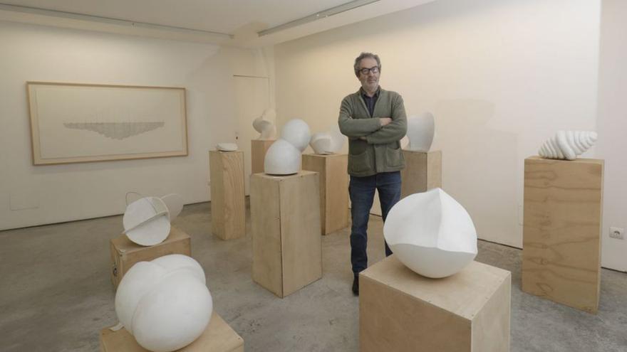 Joan Cortés expone en la galería 6A de Palma esculturas y aguafuertes en ‘Flobis enlaire’