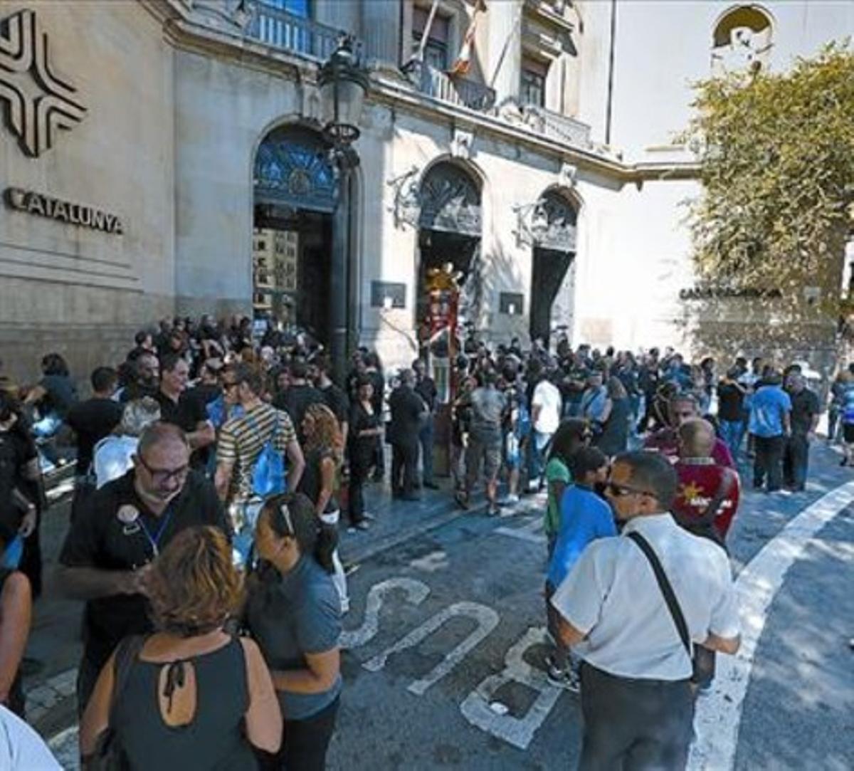 Concentració de treballadors davant la seu de l’entitat, ahir.