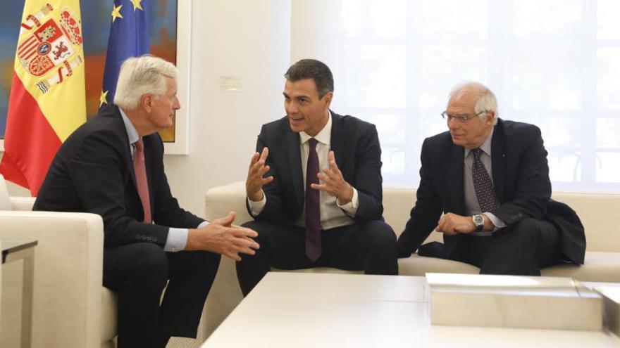 Sánchez recibe Michel Barnier junto a Josep Borrell.