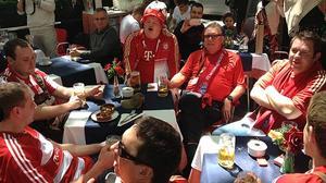Els seguidors del Bayern Munic es diverteixen a la Rambla abans del partit davant el Barça d’aquesta nit.