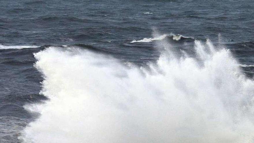 Una ola rompe contra el espigón del puerto de A Guarda.