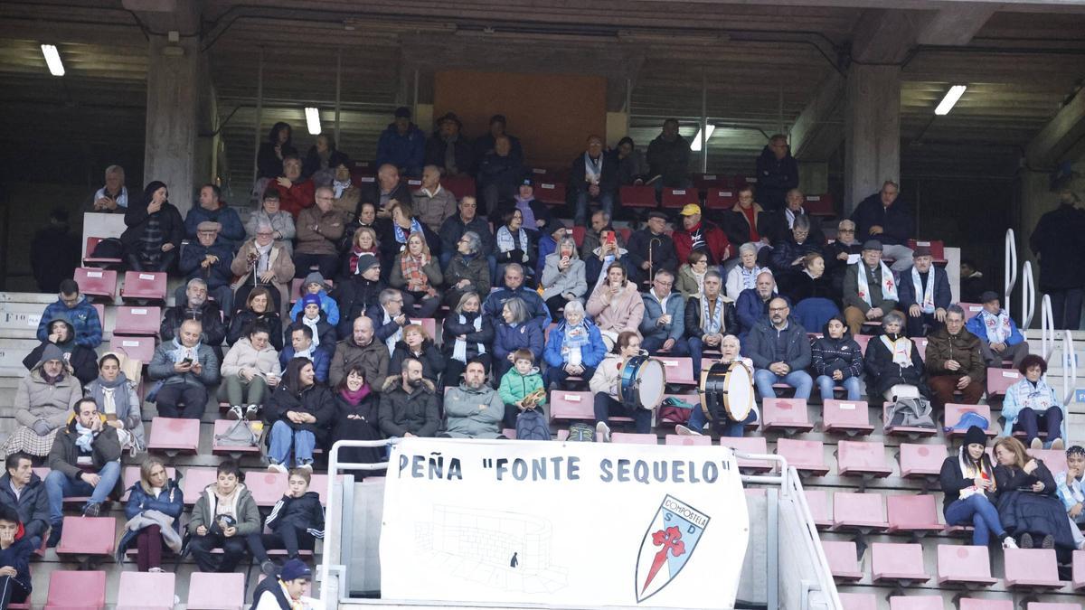 Ambiente en las gradas del estadio Verónica Boquete de San Lázaro en el partido entre SD Compostela y Coruxo