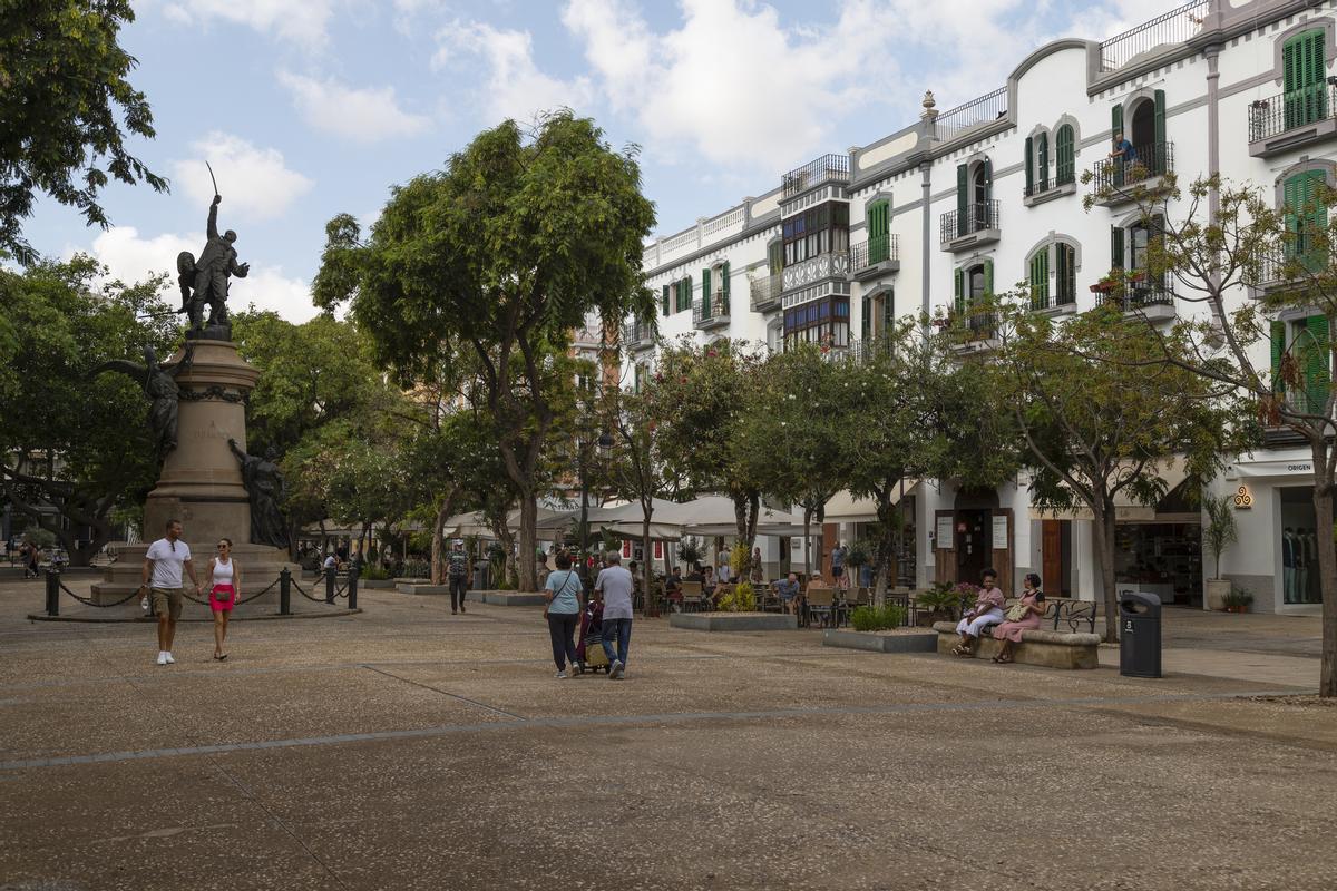 In the middle of the promenade stands a statue dedicated to General Vara de Rey.