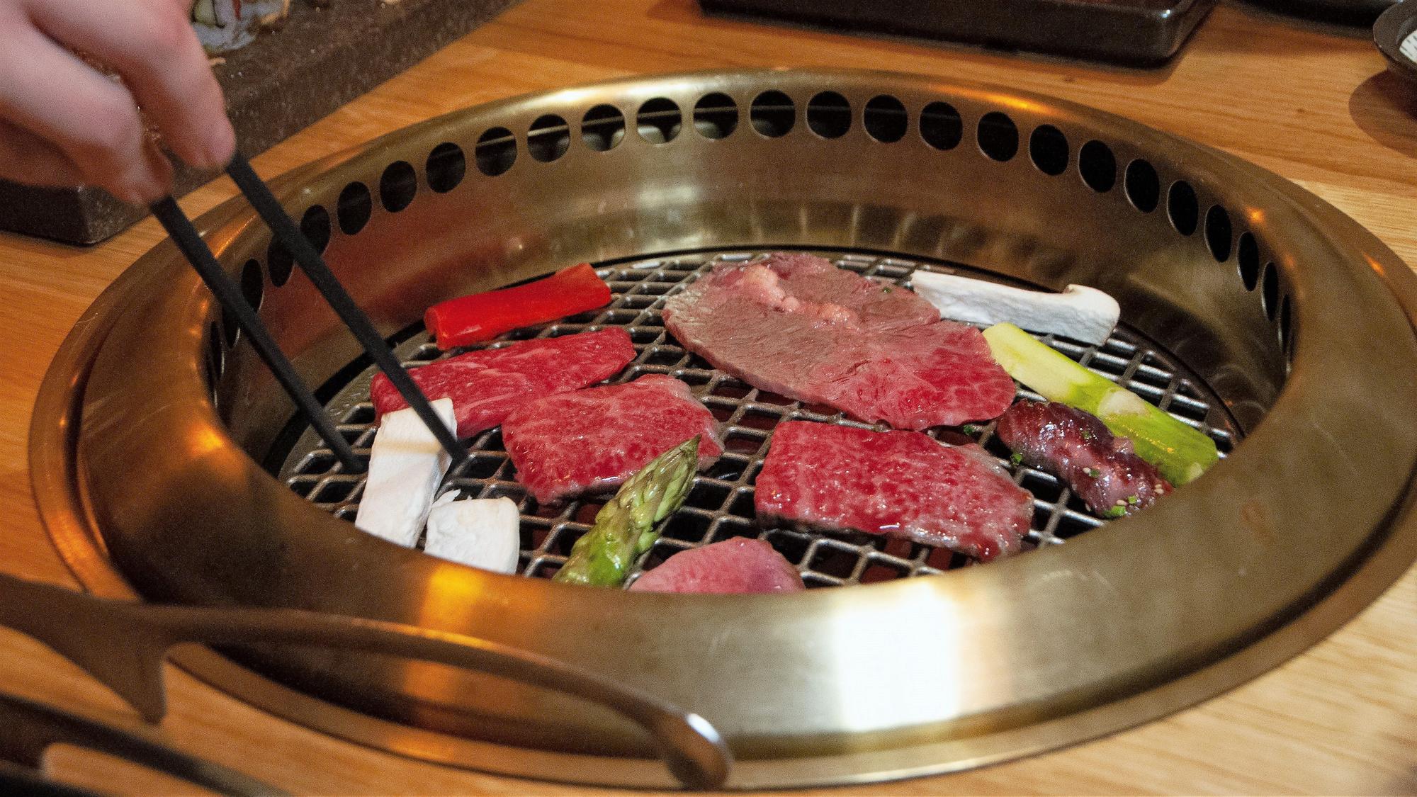 Varios cortes de carne en la 'yakiniku', la barbacoa japonesa del restaurante Ah-Un.