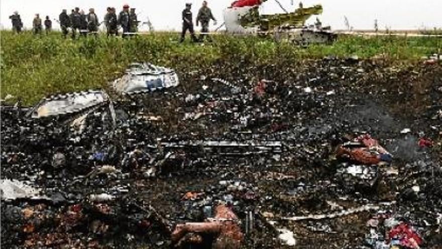 Víctimes i restes del fuselatge, en el lloc del sinistre, a prop de Donetsk