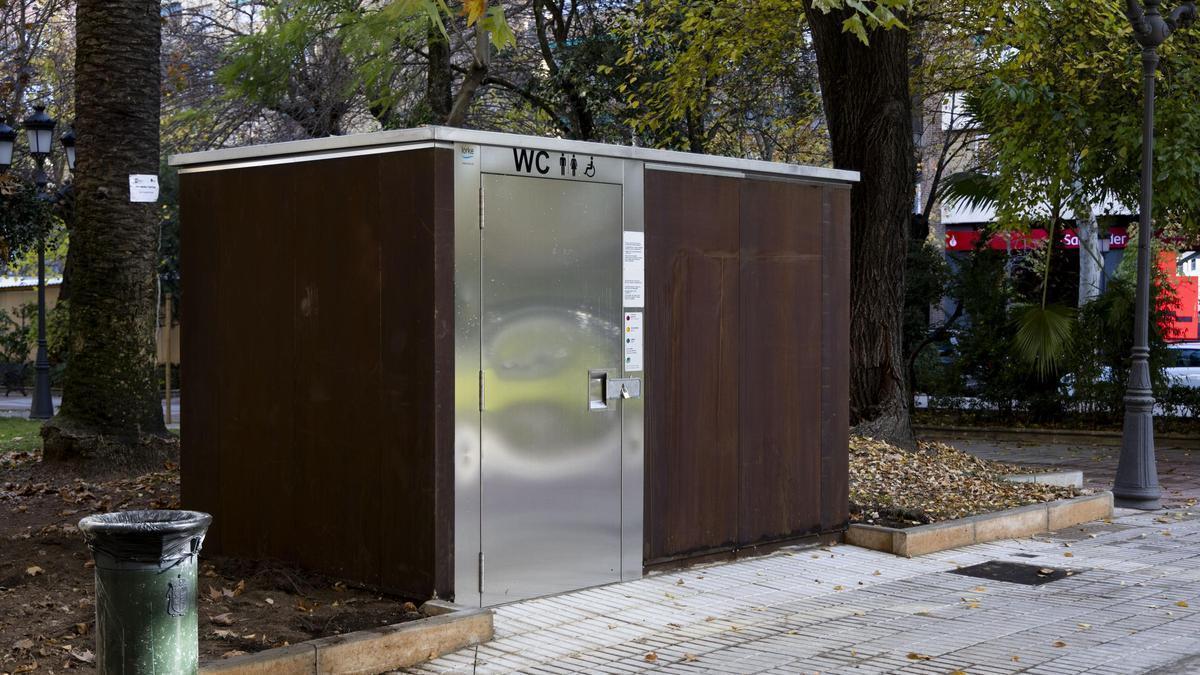 Aseo autolimpiable de Cánovas, instalado en 2024.