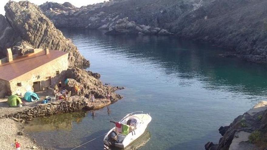 Una de les cales de cap de Creus molt freqüentada a l&#039;estiu