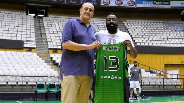 Harden recibió una camiseta de la Penya de manos del presidente Juanan Morales