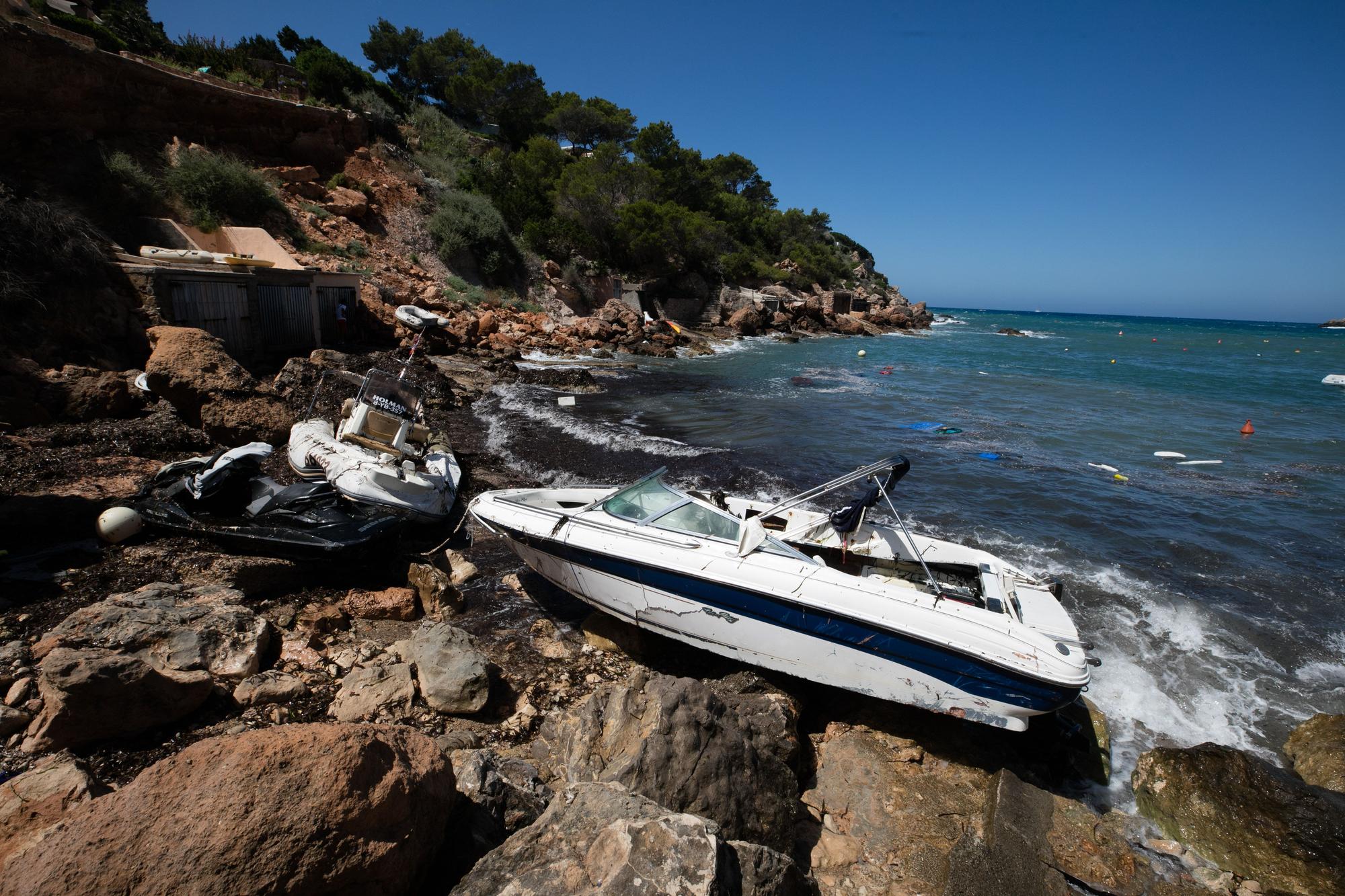 Así han quedado los barcos de una cala de Ibiza por el fuerte viento