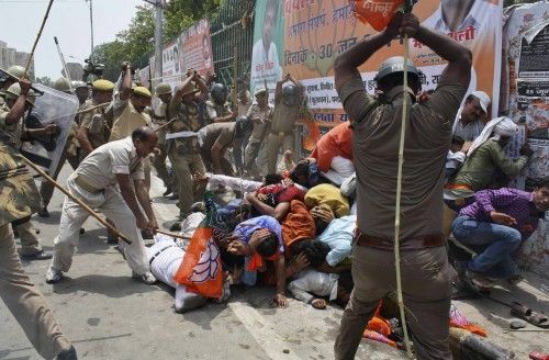 Policías indios usan porras para dispersar a los trabajadores del ala juvenil del gobernante Partido Bharatiya Janata de la India (BJP), durante una protesta frente a la asamblea estatal en la norteña ciudad india de Lucknow.