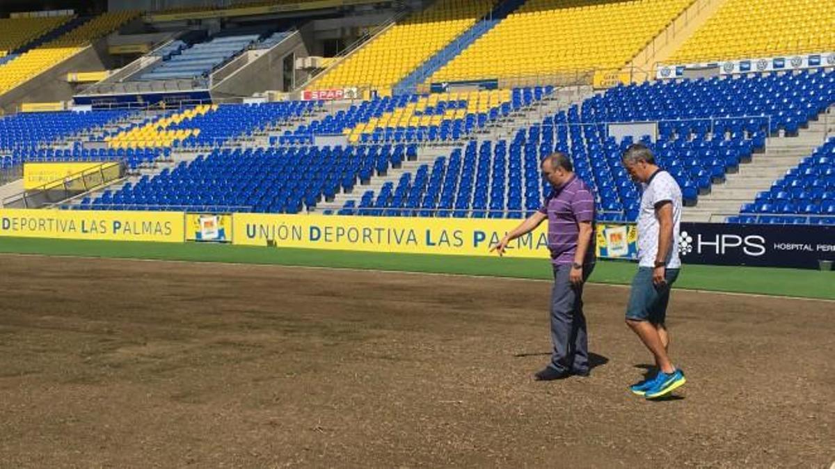 Setién y Ramírez supervisan el césped del Estadio de Gran Canaria