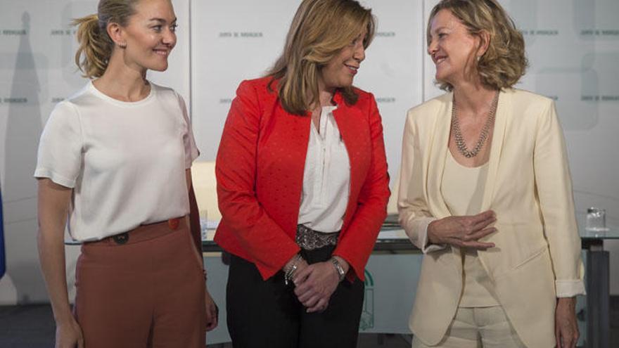 Susana Díaz; Flora Pérez (d); y Marta Ortega (i), hija del empresario tras la firma del protocolo de intenciones.