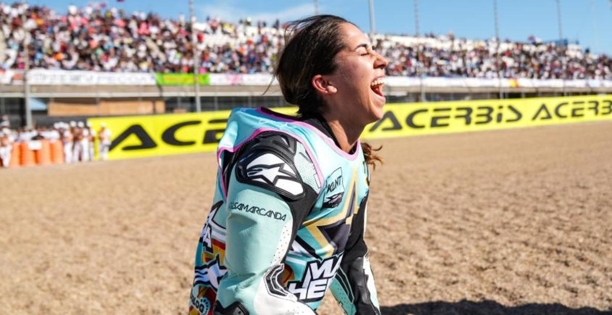María Herrera grita tras conseguir su título de campeona del Mundo de motociclismo.