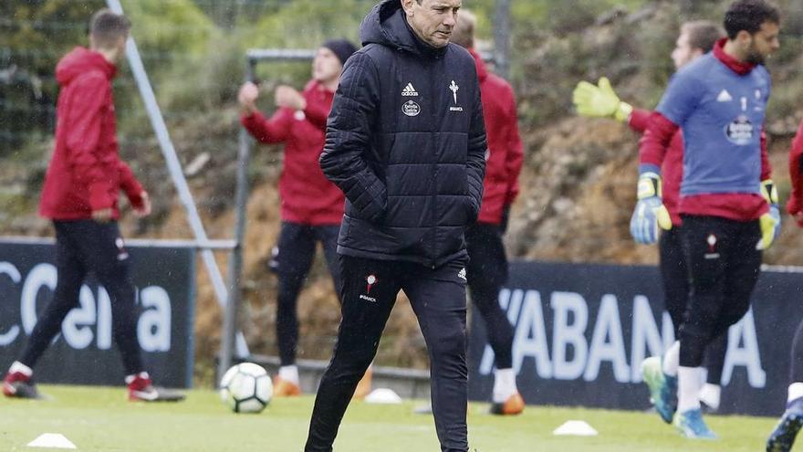 Juan Carlos Unzué, durante el entrenamiento celebrado ayer por el Celta en A Madroa. // Alba Villar