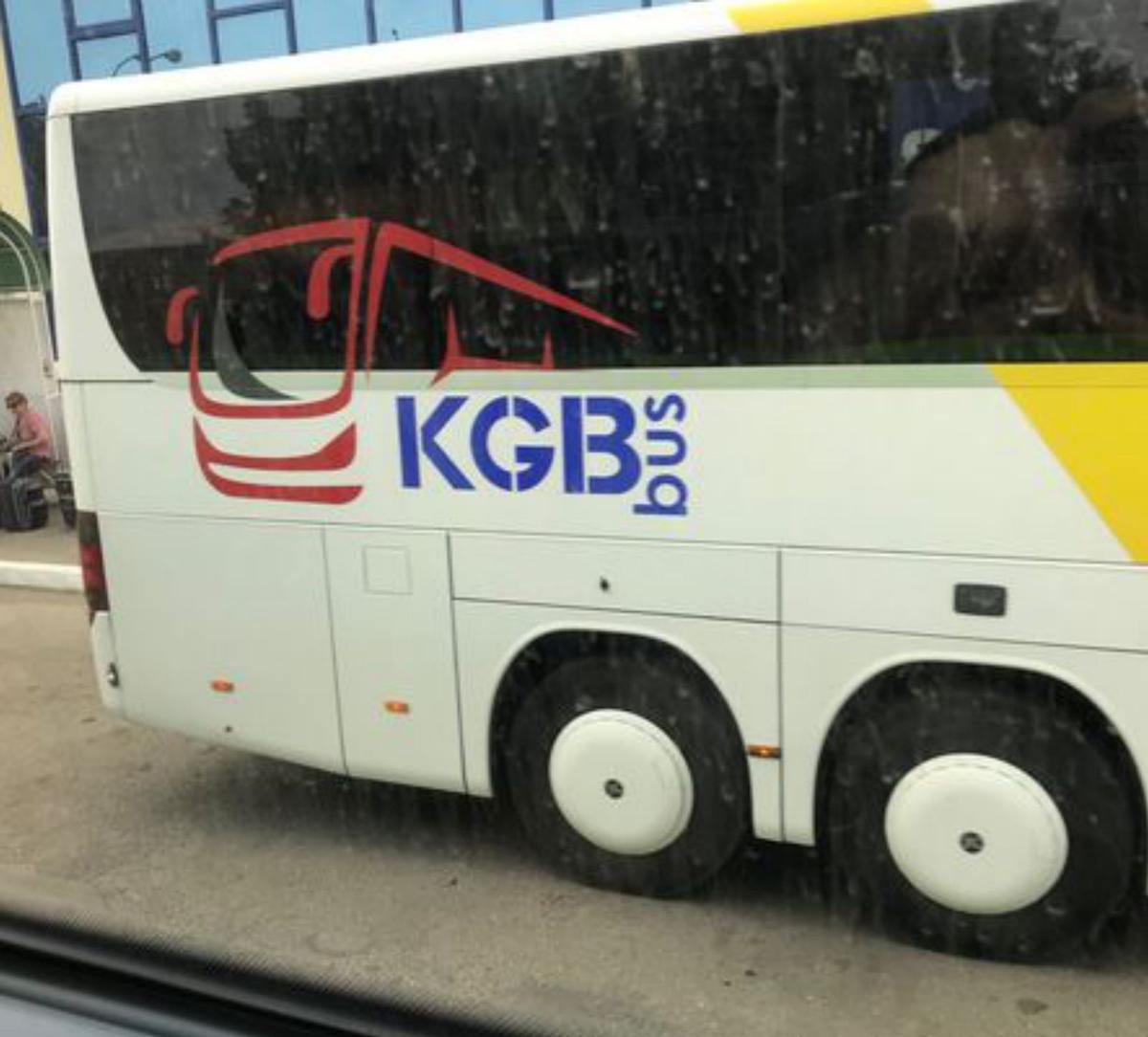 Un bus de una compañía insólitamente llamada KGB en Lviv, Ucrania