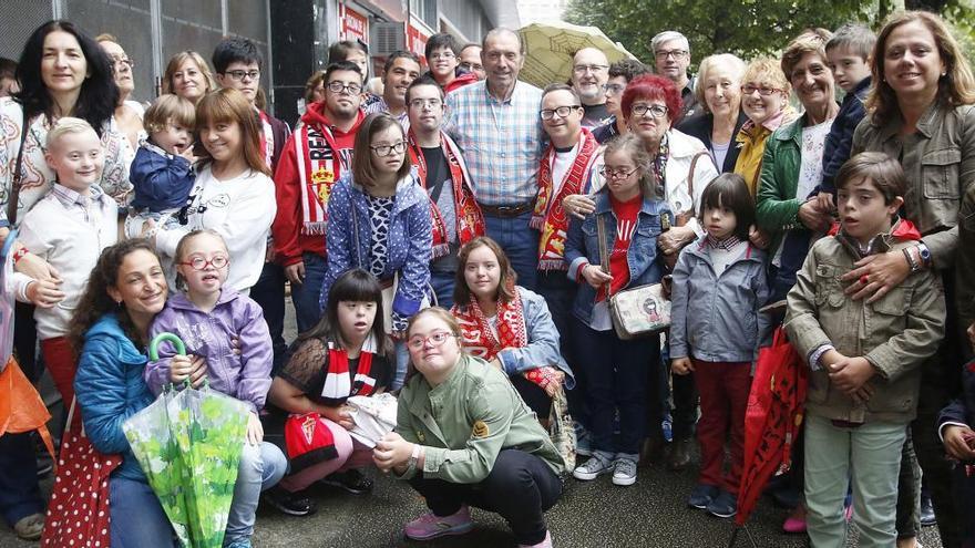 Quini, en el centro, junto a niños y colaboradores de la asociación Down Principado de Asturias.