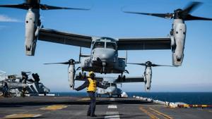 Señales a los pilotos del avión de apoyo de asalto MV-22 Osprey, asignado a la 22.ª Unidad Expedicionaria de la Infantería de Marina, en la cubierta de vuelo del buque de asalto anfibio de clase Wasp USS Kearsarge (LHD 3) el 8 de junio de 2022 , durante el Ejercicio BALTOPS 22 en el Mar Báltico.