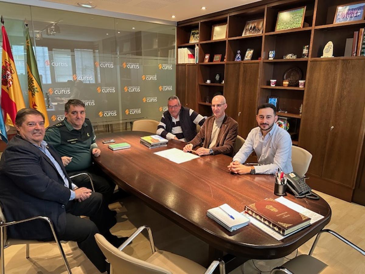 Reunión del alcalde y concejales de Curtis con el subdelegado del Gobierno y guardias civiles.