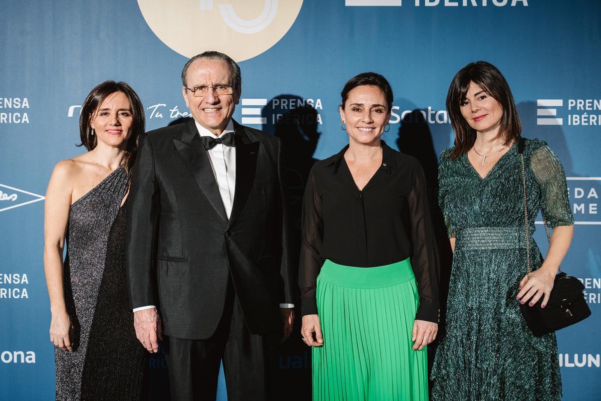 Javier Moll, presidente de Prensa Ibérica junto a sus hijas y consejeras del grupo editorial Idoia Moll, Arantxa Moll y Susana Moll.