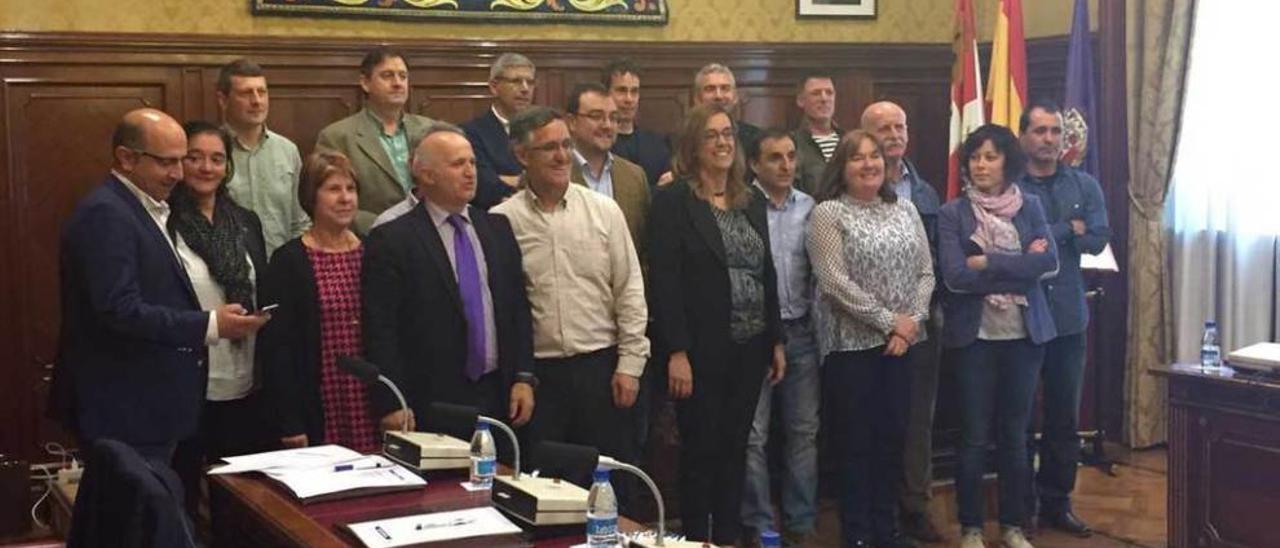 Los alcaldes integrantes de la comisión permanente de Acom, en el salón de plenos de la Diputación de Palencia.