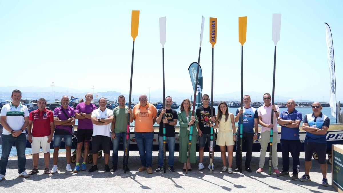 Presentación de la Bandera Diputación de Pontevedra en las instalaciones de la SD Tirán.