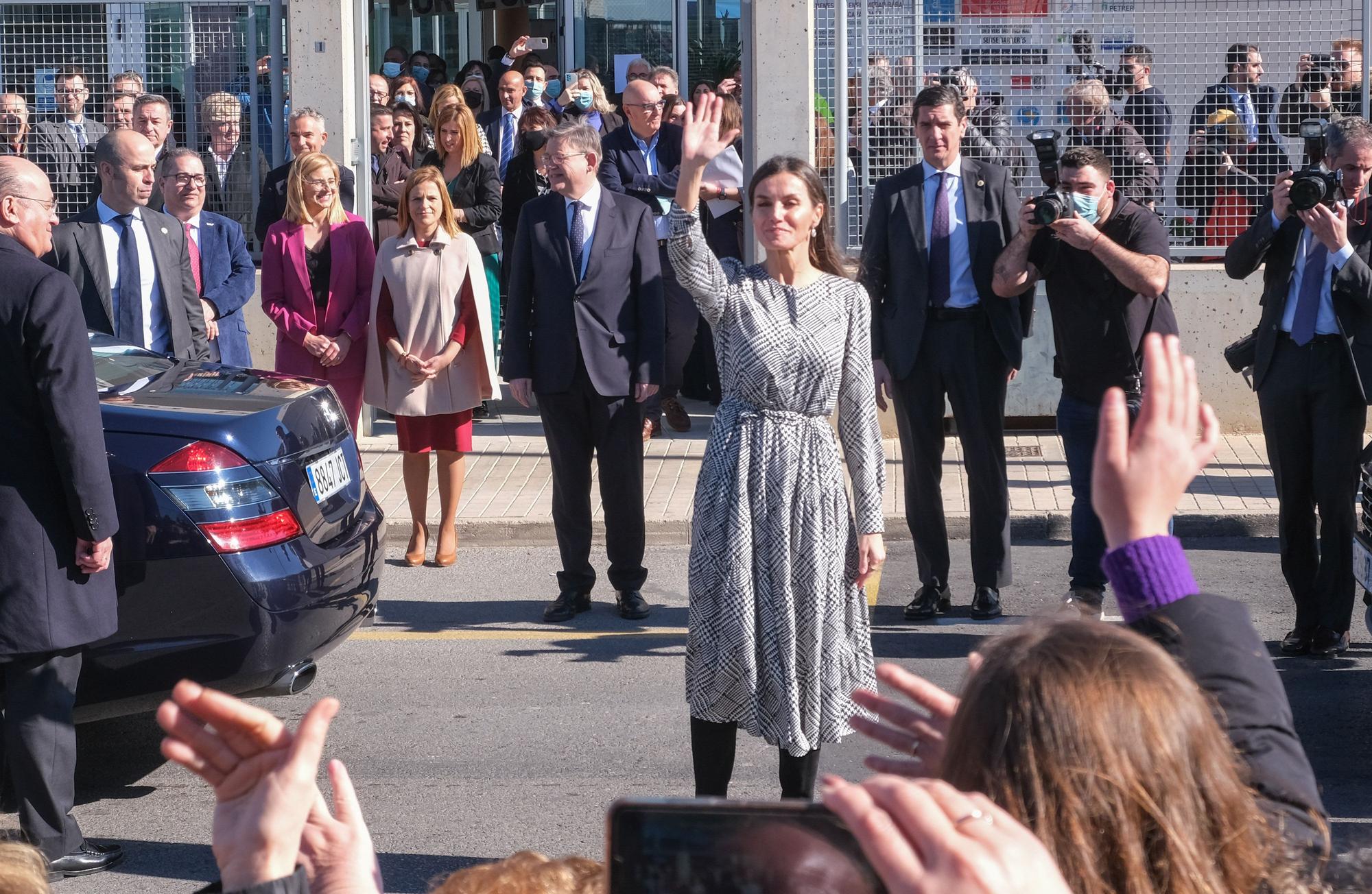 Recibimiento por todo lo alto y con gritos de "guapa" a la reina Letizia en Petrer