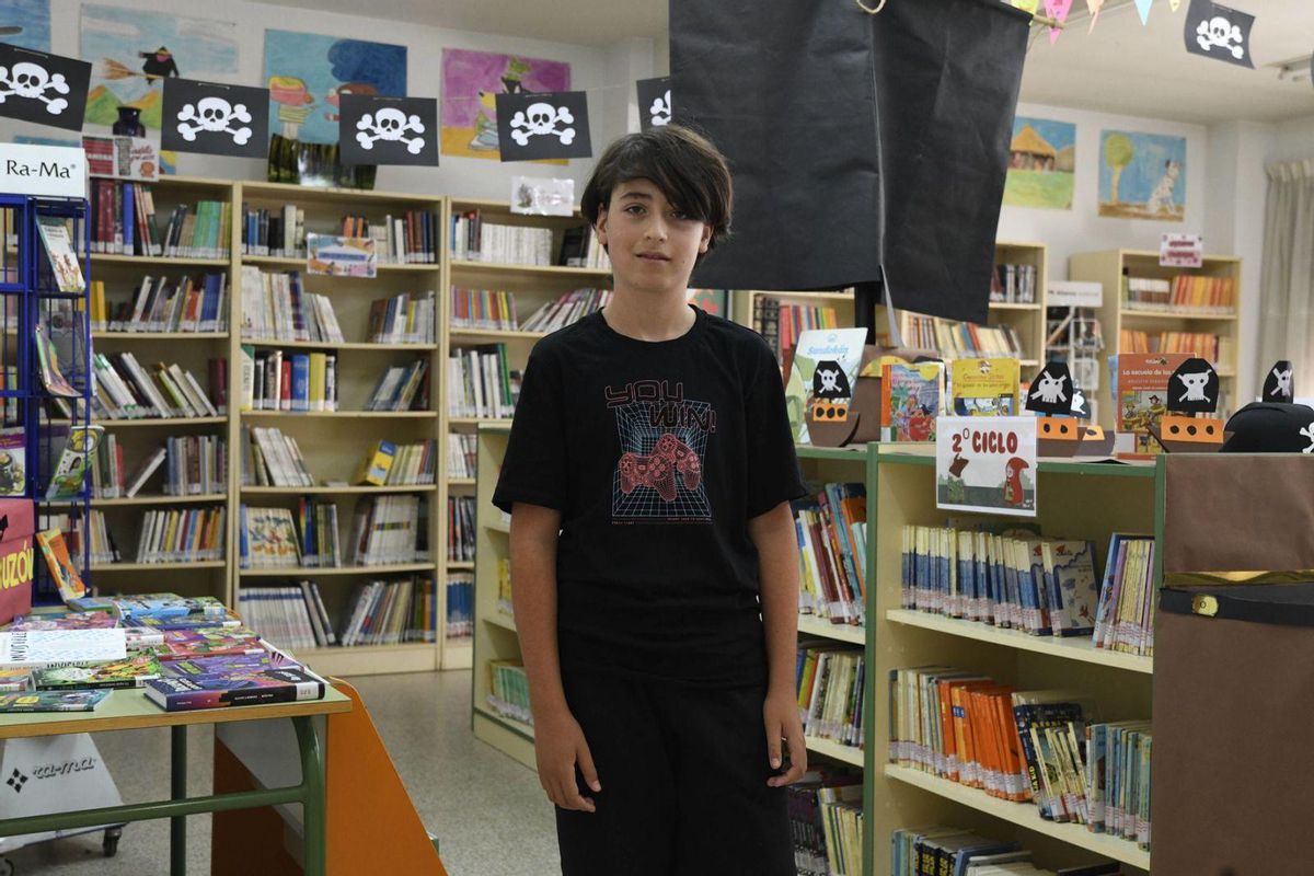 Juan Alonso Castro, en la biblioteca del colegio José Galera Moreno. | miguel ángel lorenzo