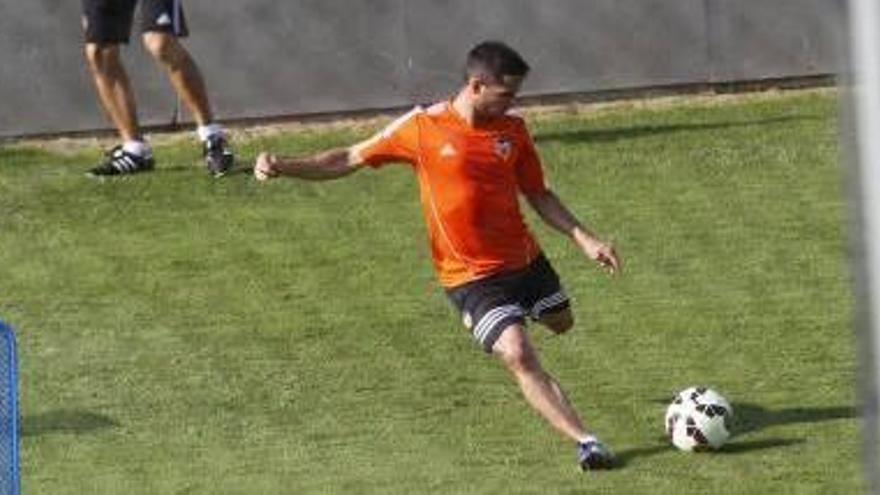 Piatti golpeando el balón.