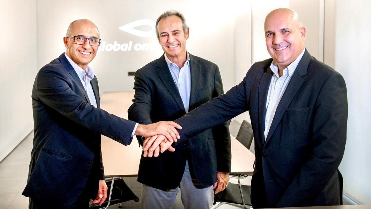 de izquierda a derecha: Isaac Herández Country Manager de Google Cloud en España, Dionisio García Comín CEO de Global Omnium y Jordi Gine de Telefónica Tech.