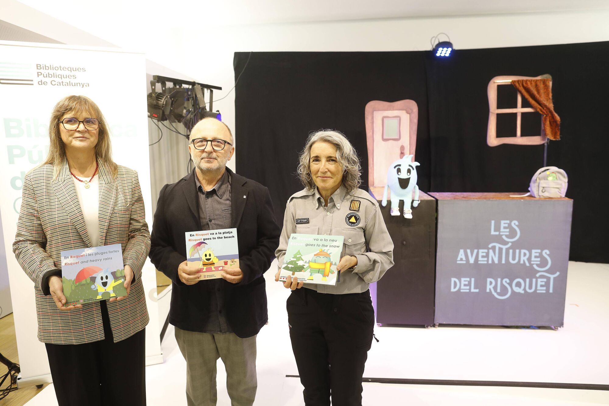 Girona. Biblioteca Carles Rahola. Conte Les aventures d&#039;en Risquet impulsat per Proteccio Civil. Marta Cassany (directora general de Proteccio Civil). Xavier Fina (director general de Promocio Cultural i Biblioteques). Xesca Baro (responsable informacio direccio proteccio civil).